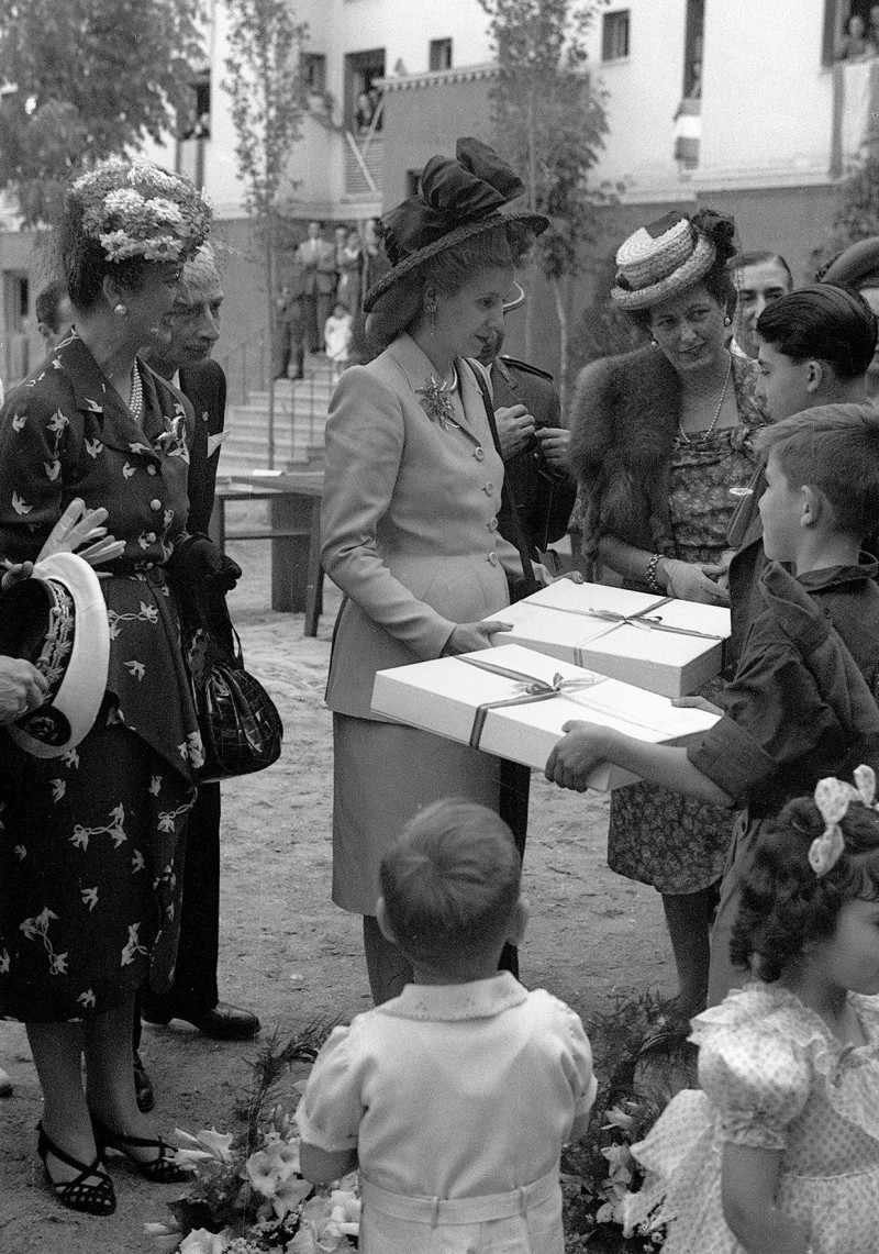 Eva Perón en Madrid repartiendo regalos