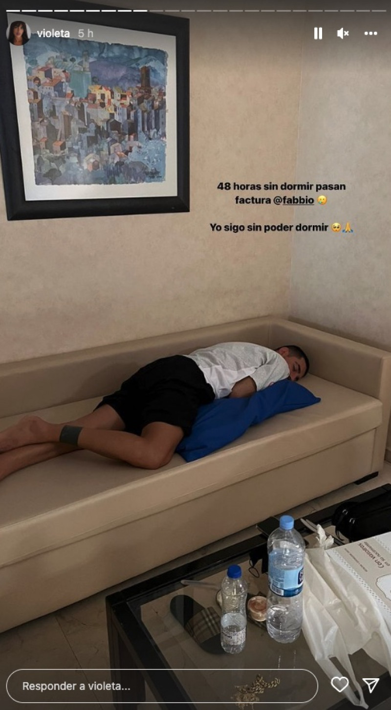 Fabio, padre de Gala, durmiendo en el hospital