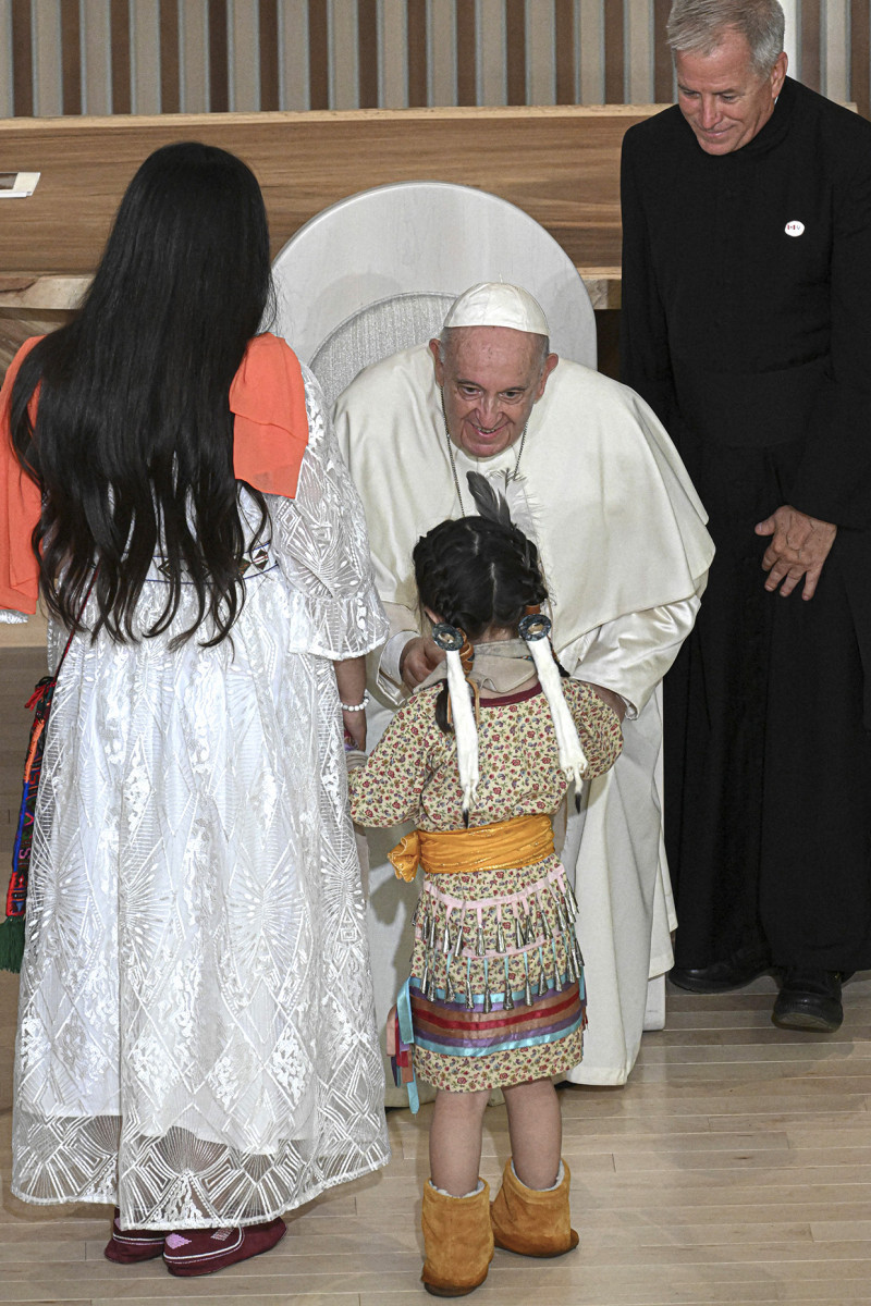 Papa Francisco con niños indigenas