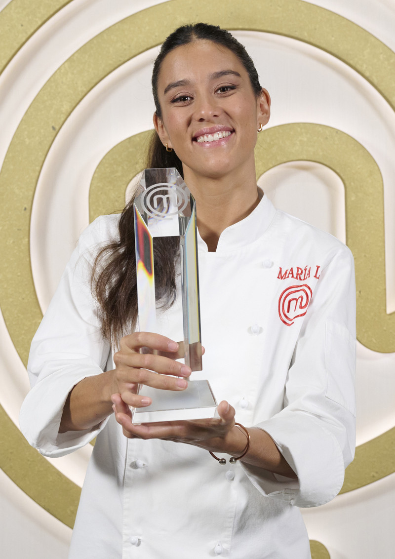 maría lo con un trofeo