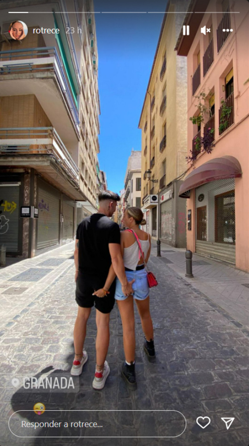 Manuel Bedmar y Rocío Flores paseando por Granada (@rotrece)