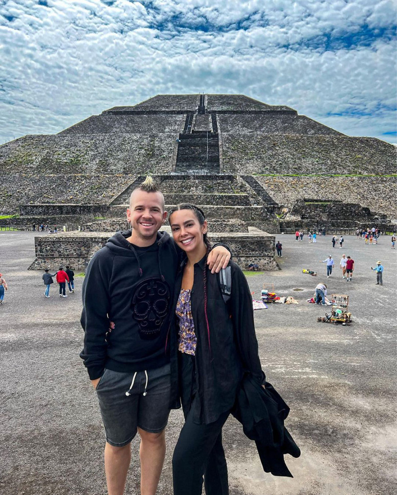 El chef y la presentadora, ante la Pirámide del Sol, en Teotihuacán.