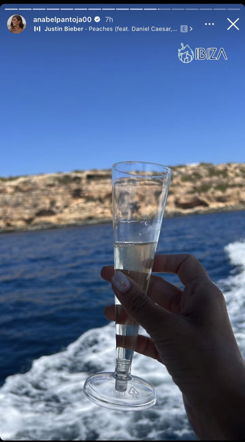 Anabel Pantoja brinda por el disfrute en Ibiza