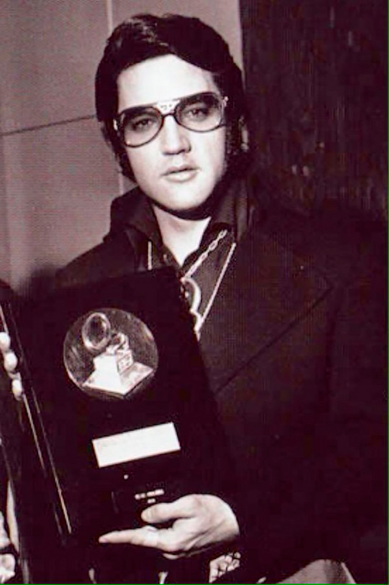 Elvis con sus premios