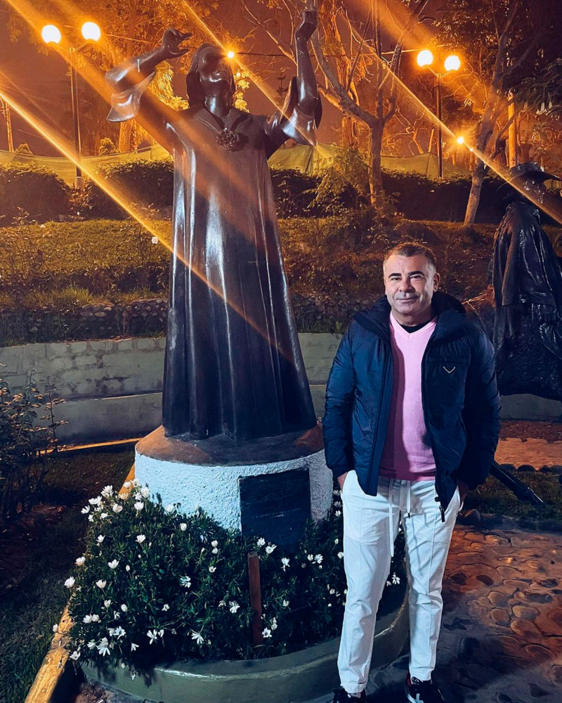 A pesar de todo, el presentador está encantado con su viaje. Jorge Javier junto a la estatua de Chabuca Granda, artista peruana, conocida por ser la compositora de temas como "La flor de la canela".