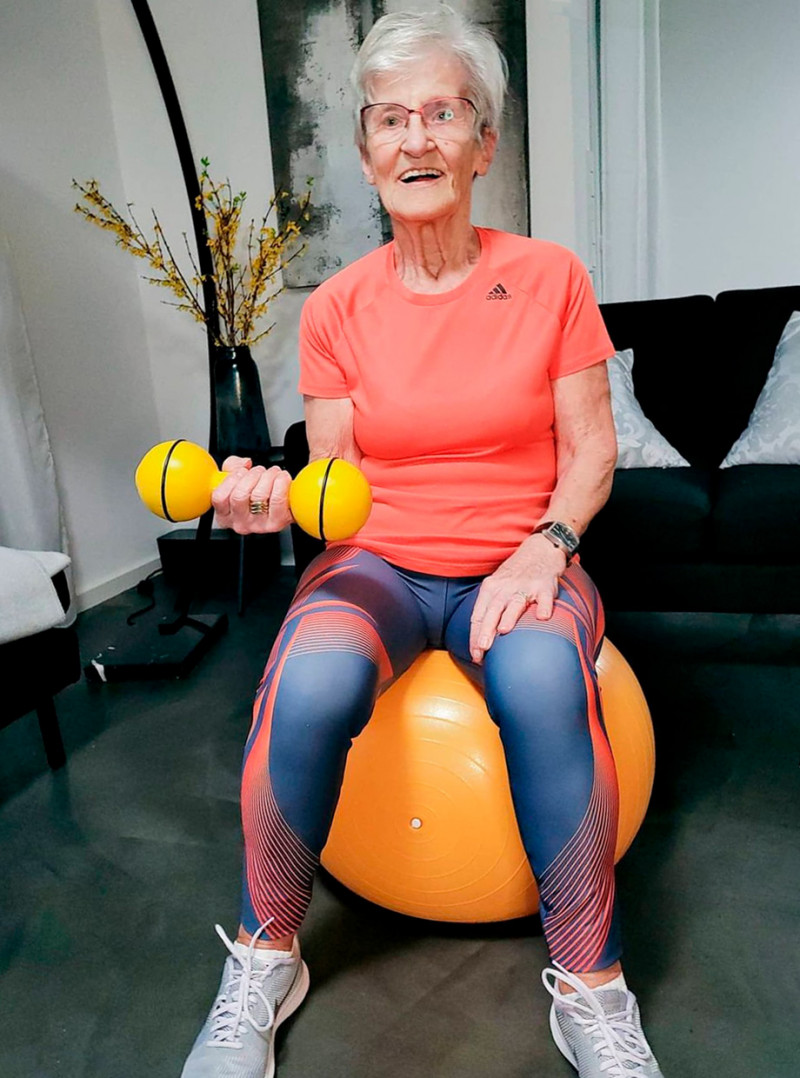 Entrenar la fuerza y el equilibrio también ayuda a Erika a prevenir las caídas y las lesiones óseas.