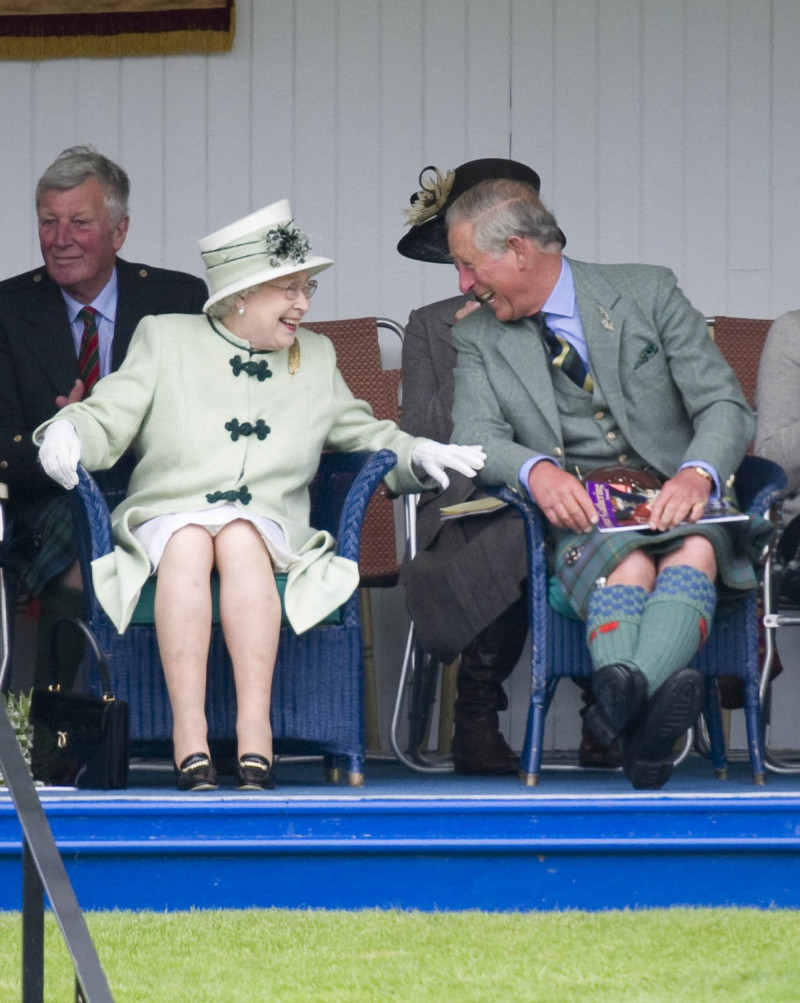 Isabel II junto al príncipe Carlos, el heredero más mayor de Europa.