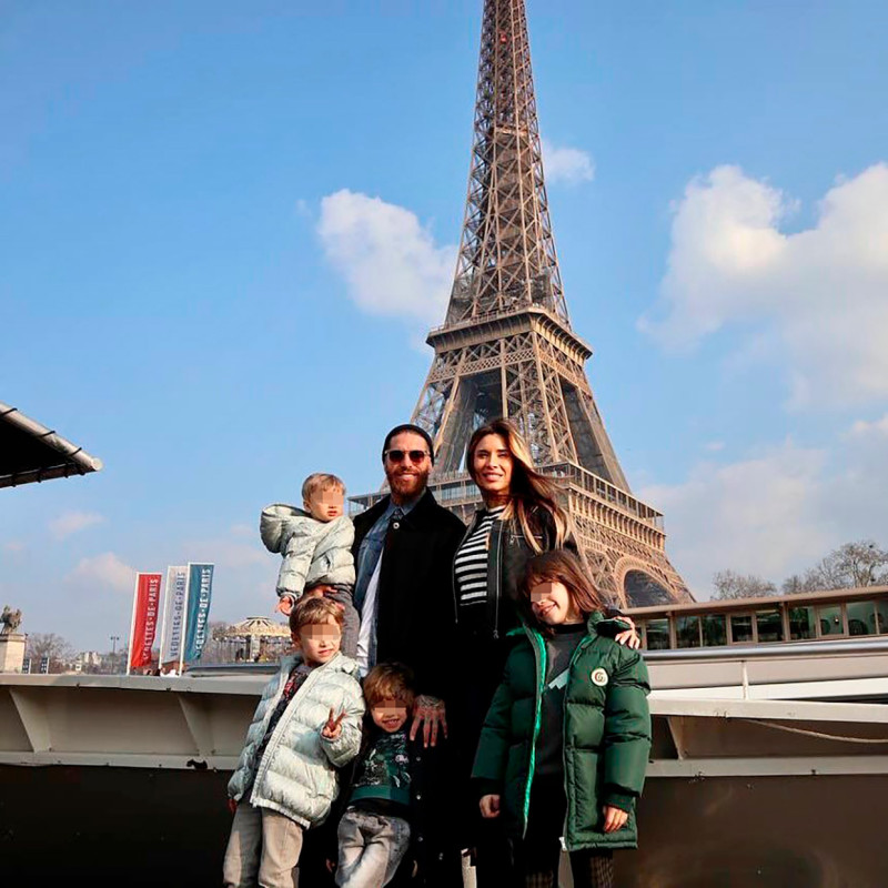 Pilar Rubio, su marido y sus hijos en París, su nuevo hogar.