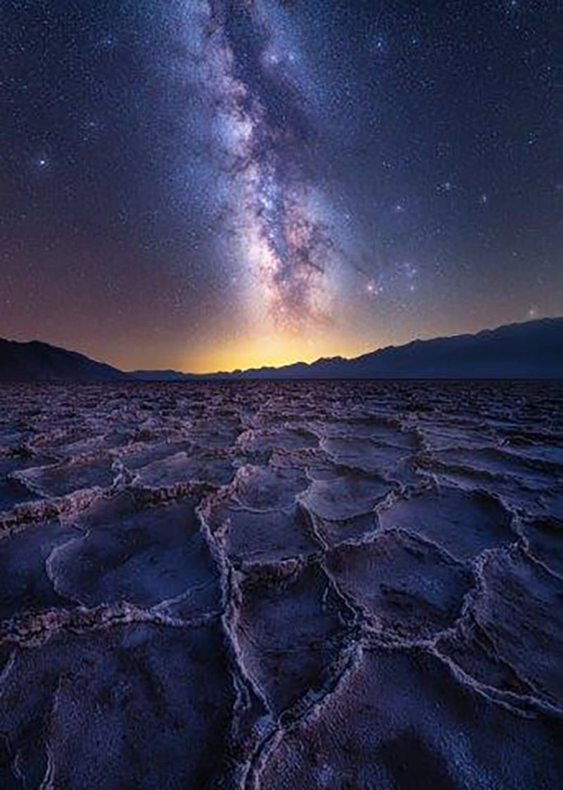 La Vía Láctea captada sobre la Cuenca Badwater en el californiano valle de la muerte.