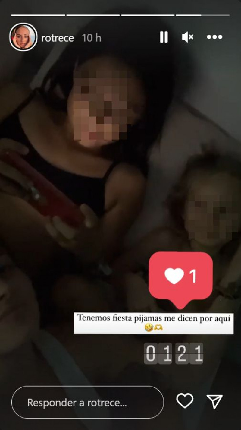 Rocío Flores ha compartido un 'selfie' junto a las pequeñas de la casa (@rotrece)