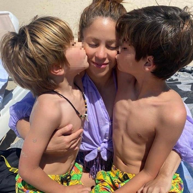 Shakira junto a sus dos hijos, Sasha y Milán (@shakira)