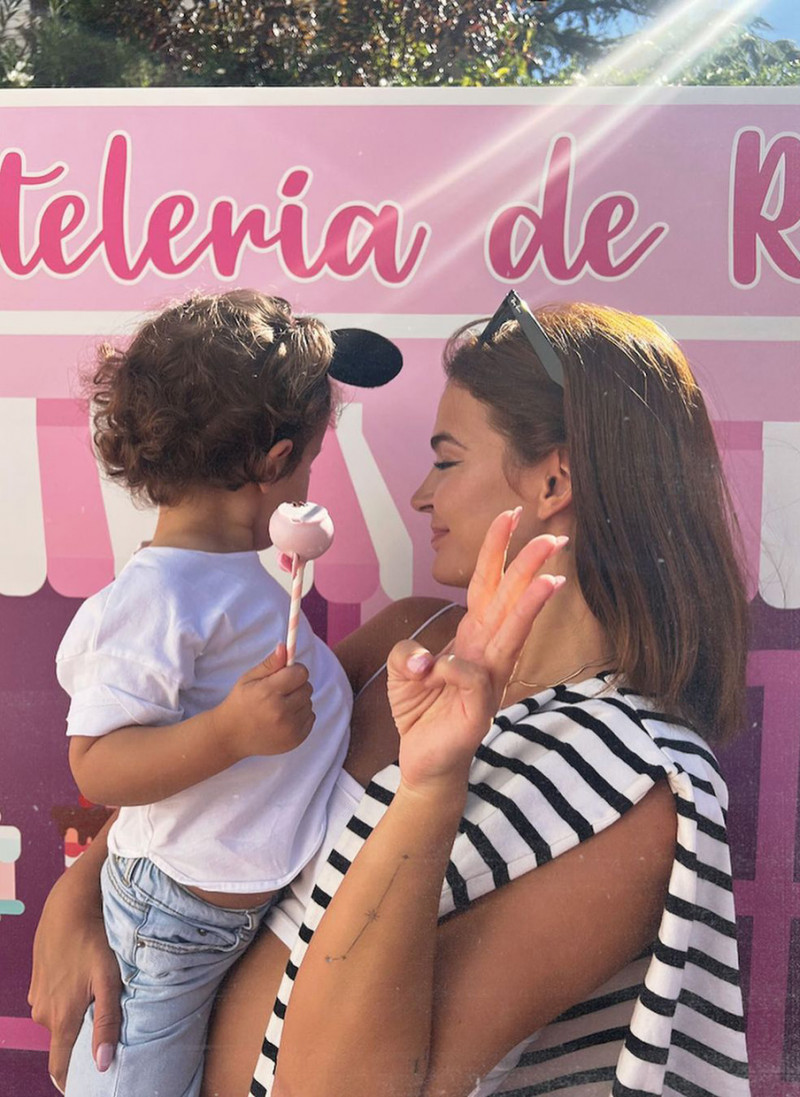 Laura Escanes con su hija Roma