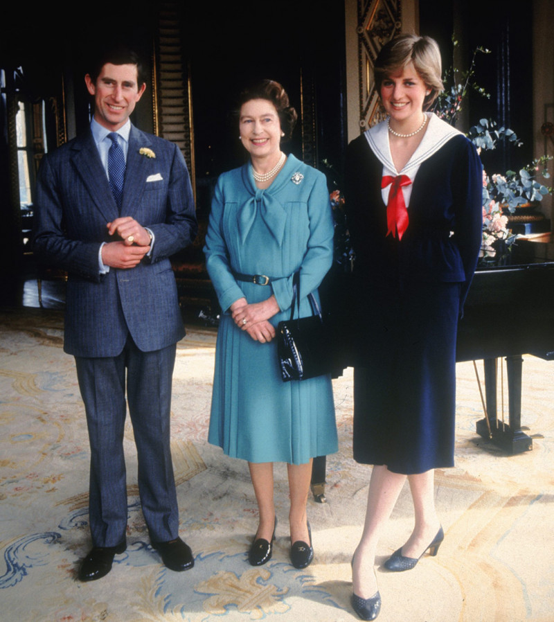 Carlos de Inglaterra con su madre la Reina Isabel II y Ladi Di