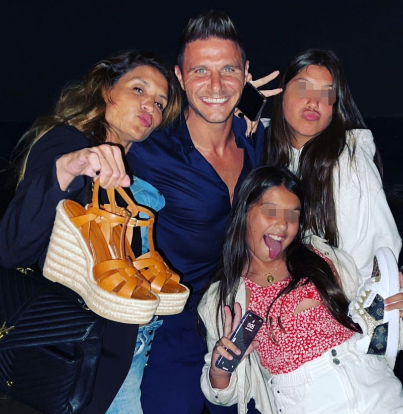 Joaquín con su mujer y sus hijas