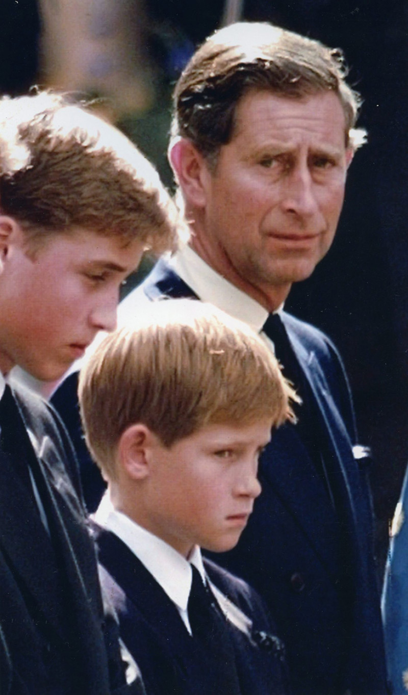 Carlos con sus hijos Guillermo y Harry en el funeral de Lady Di