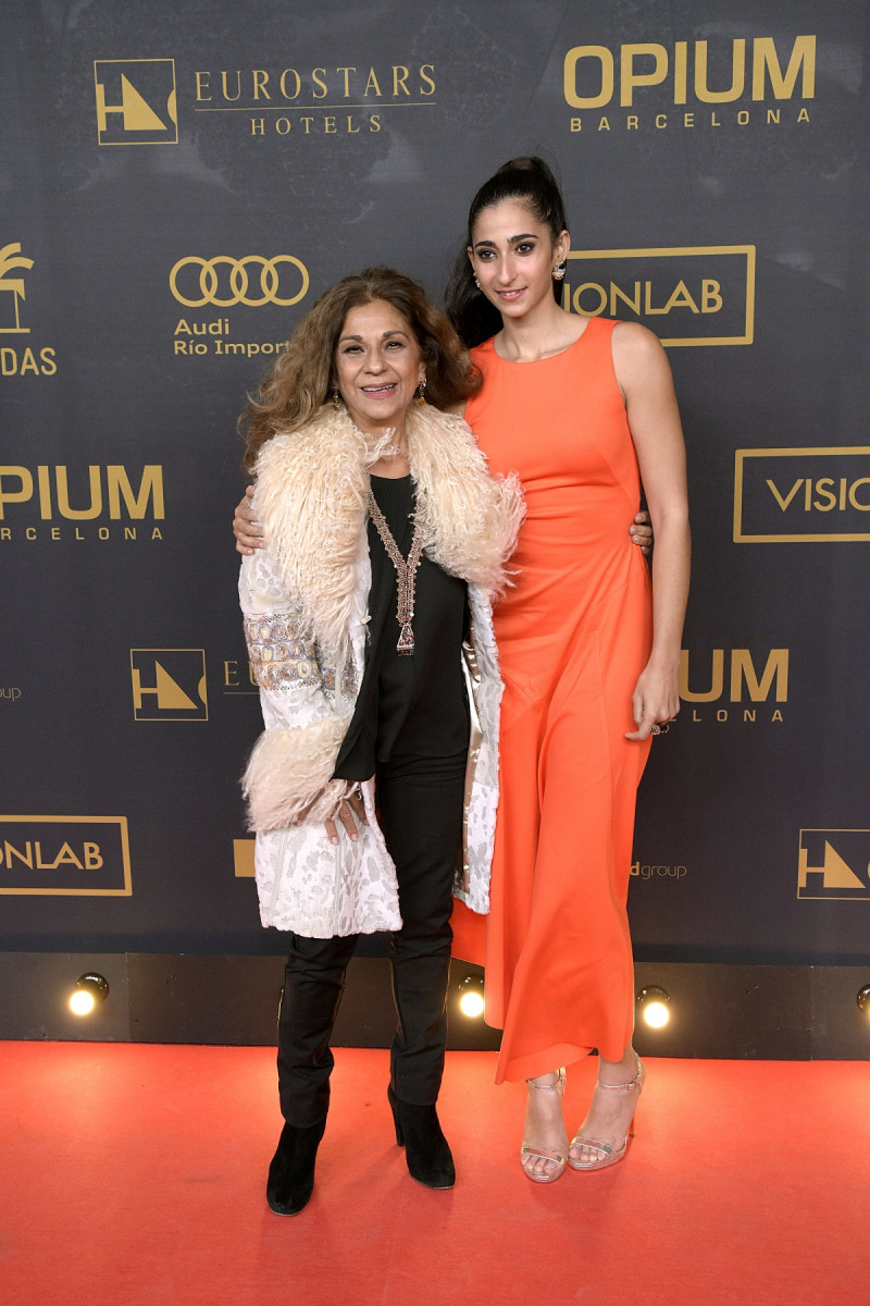 Lolita, en un photocall junto a su sobrina Alba.