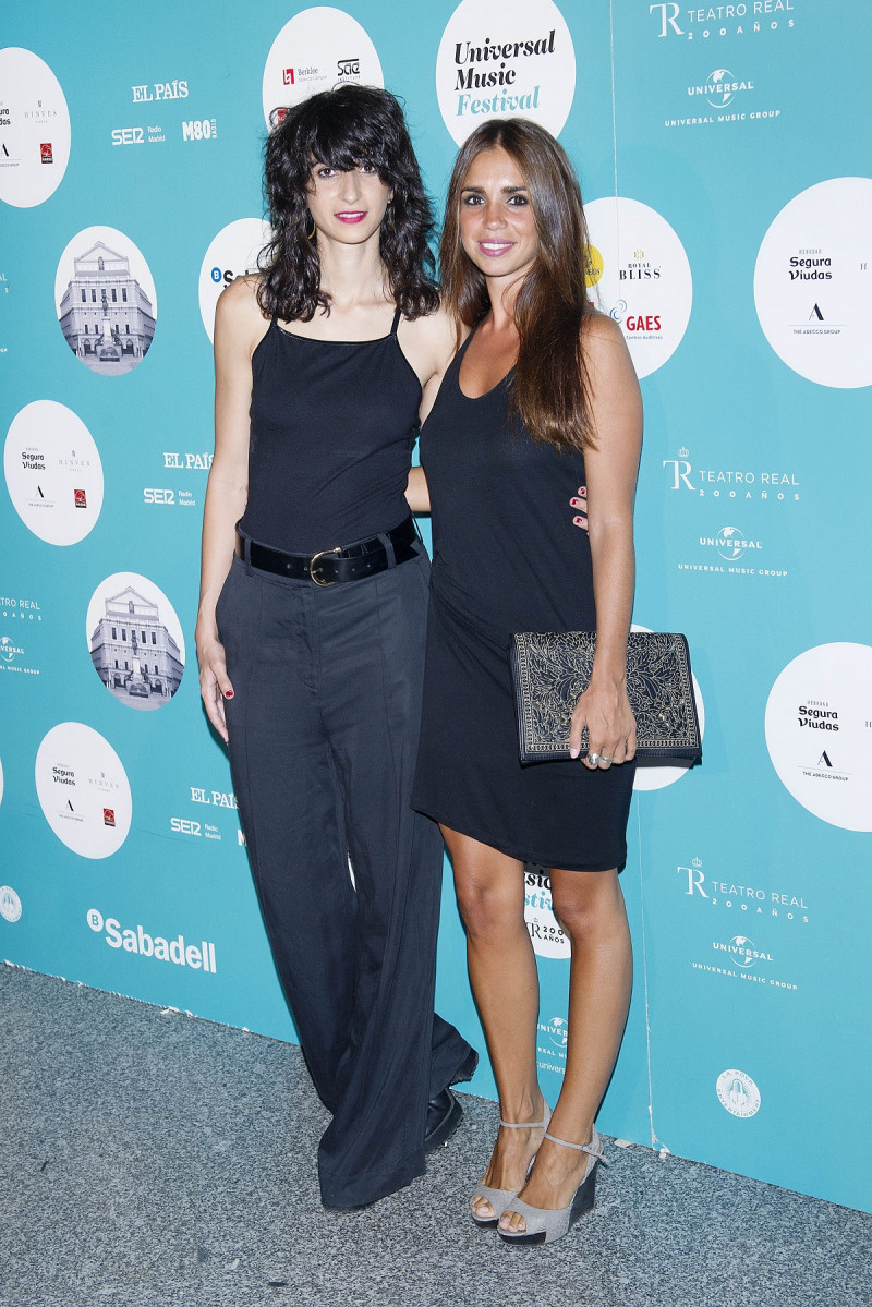 Elena y Alba, muy jovencitas, en un evento.