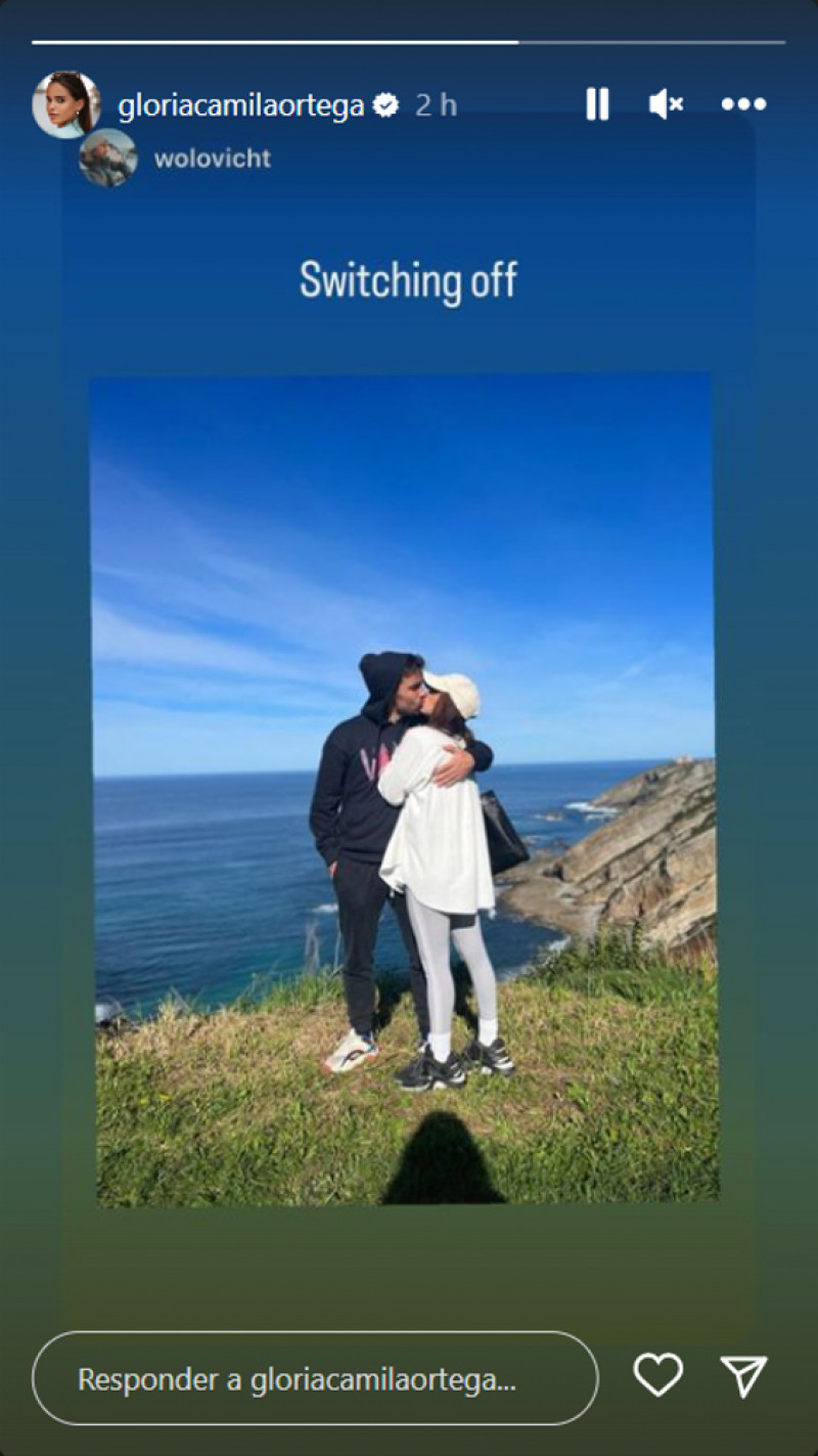 Gloria Camila y su novio posando frente al mar (@gloriacamilaortega)