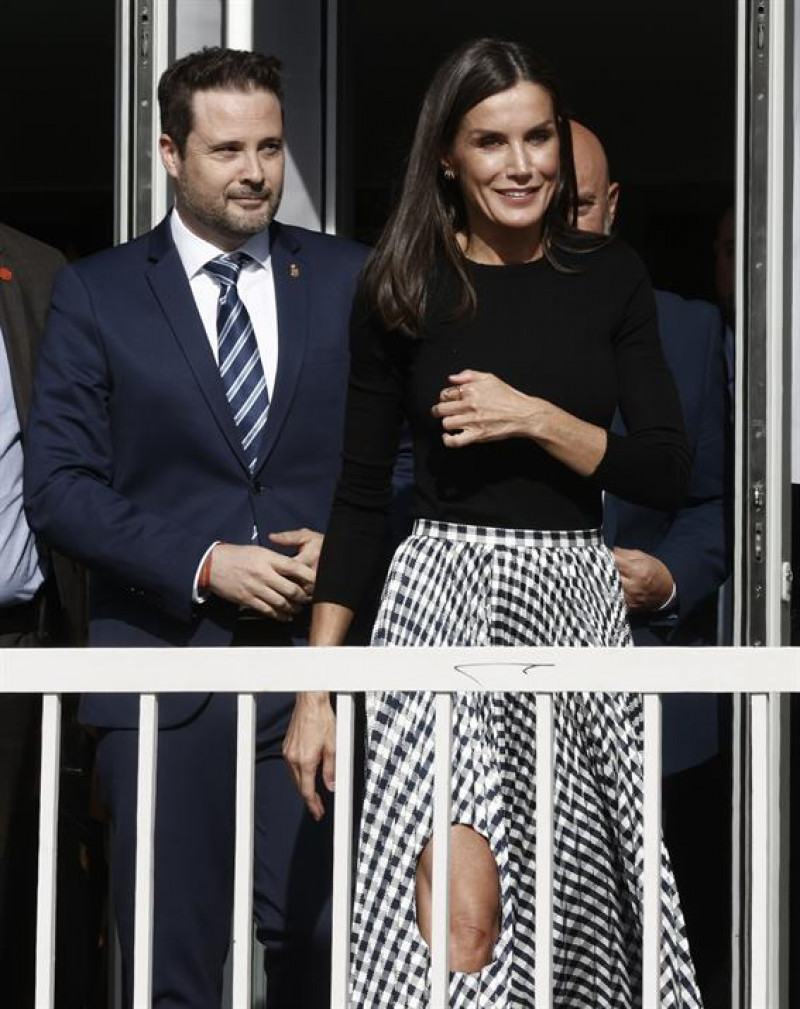 letizia falda agujero look