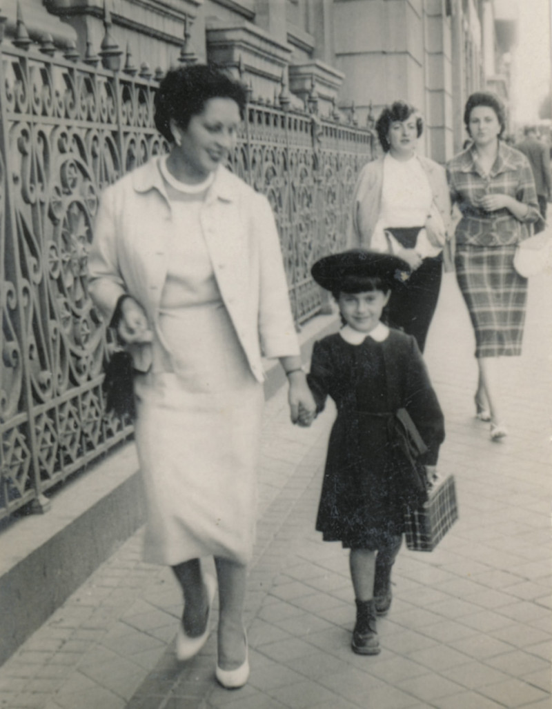Chelo garcía cortés de niña yendo al colegio con su madre