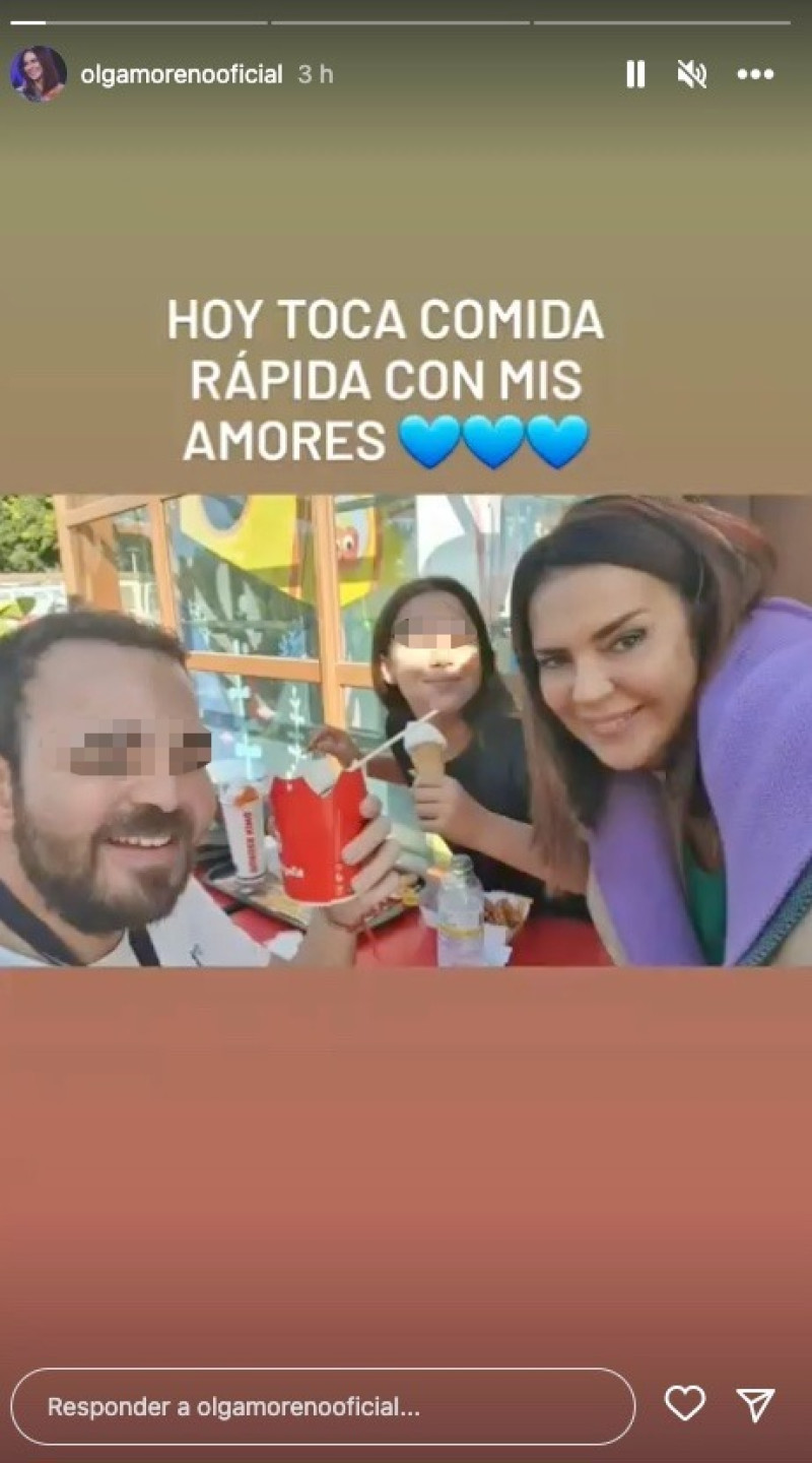 Olga Moreno comiendo con David Flores y su hija Lola