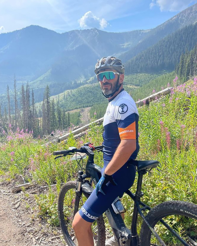 Arturo Valls en bici por la montaña