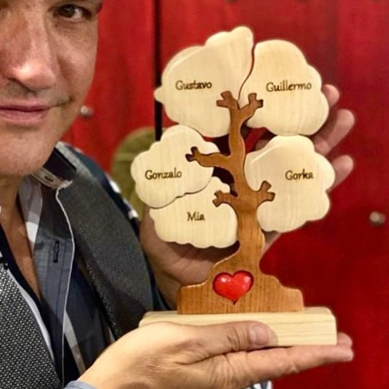Gustavo mostró en redes este árbol con fotos de sus hijos.