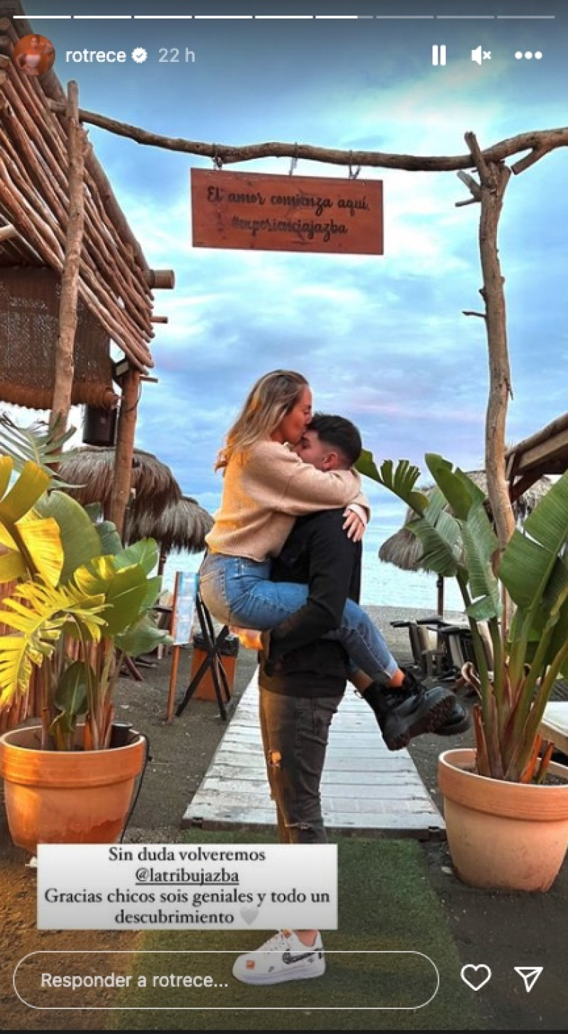 Rocío Flores y Manuel Bedmar se besan a la salida de un restaurante