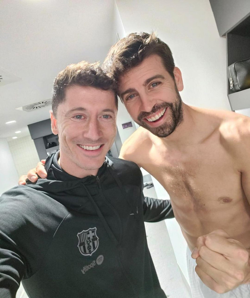 Gerard Piqué con Lewandowski