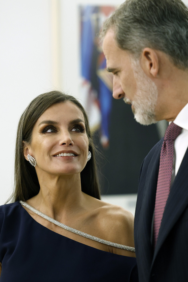 La reina Letizia con los pendientes de la reina Sofía mirando al rey Felipe VI