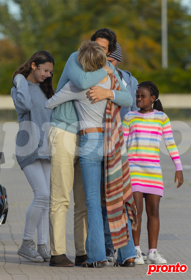 Susanna Griso abrazando a su novio junto a su familia