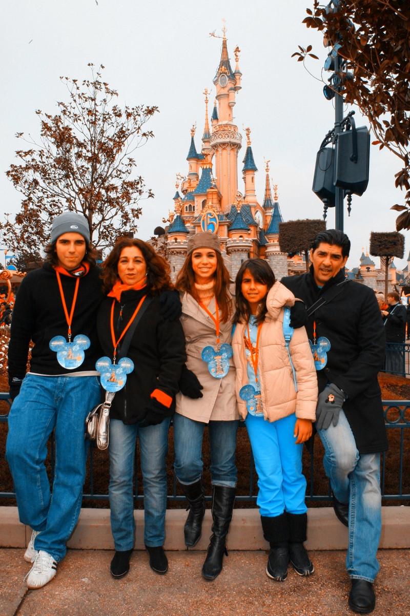 Las primas viajaron juntas a Disneyland París junto con Lolita, Guillermo Furiase y Pablo Durán, expareja de la cantante.