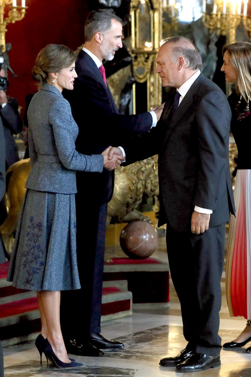 Pedro Piqueras saludando a la Reina Letizia