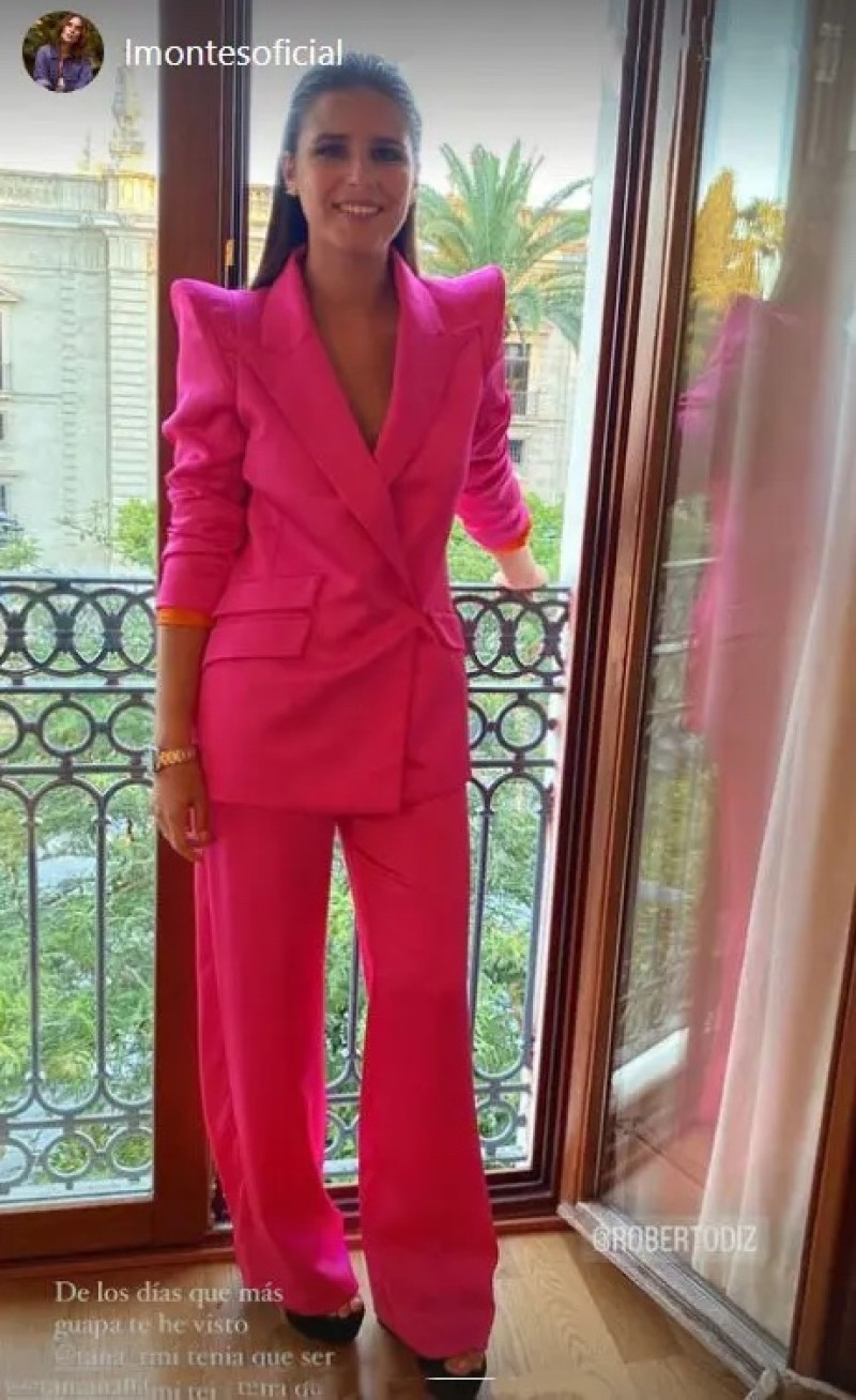 Tana Rivera posando con un traje fucsia.