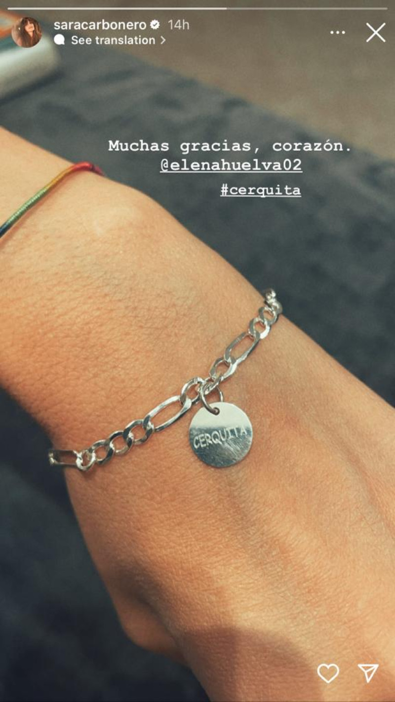 Sara muestra el regalo que le ha hecho Elena.