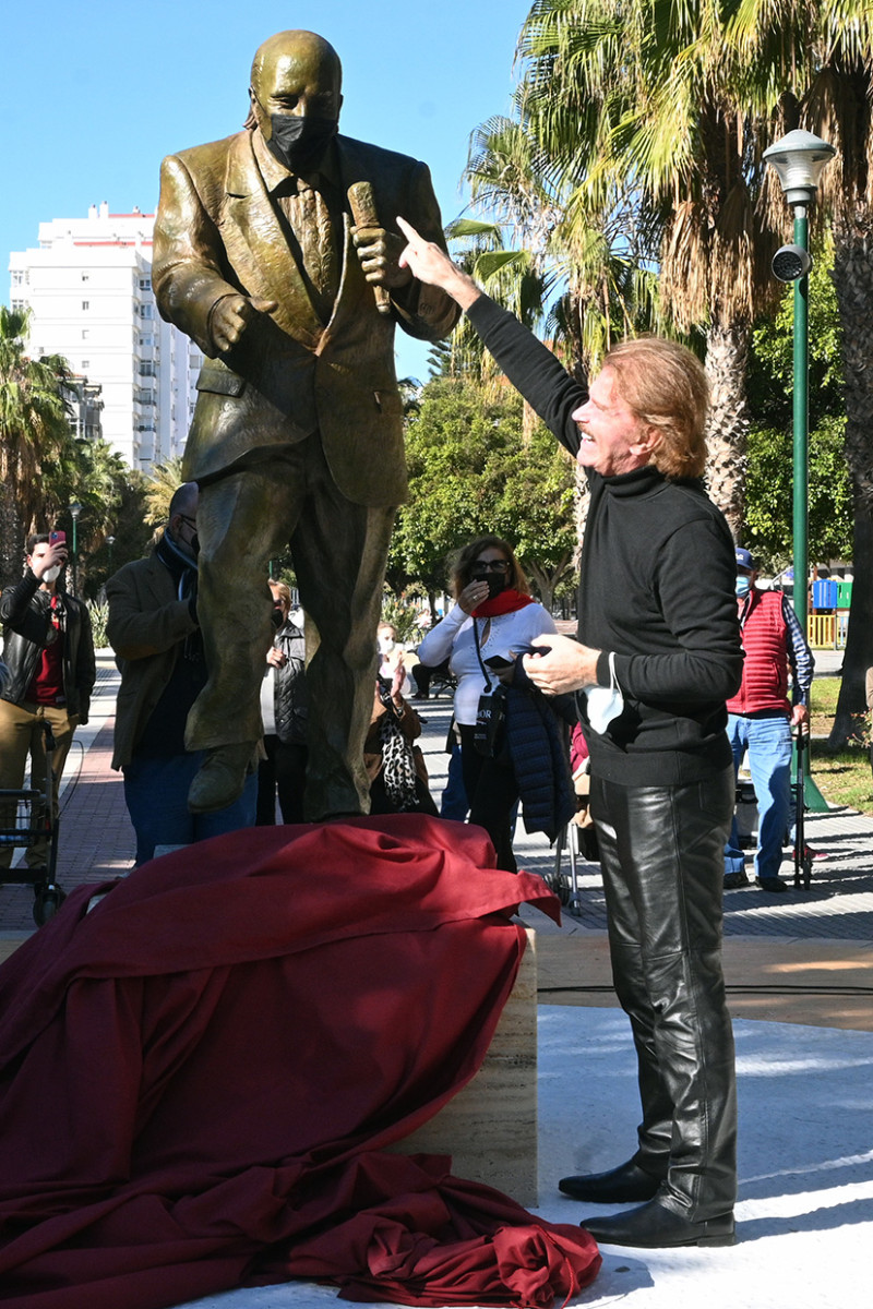 Bigote Arrocet junto a la estatua homenaje a Chiquito de la calzada en Málaga