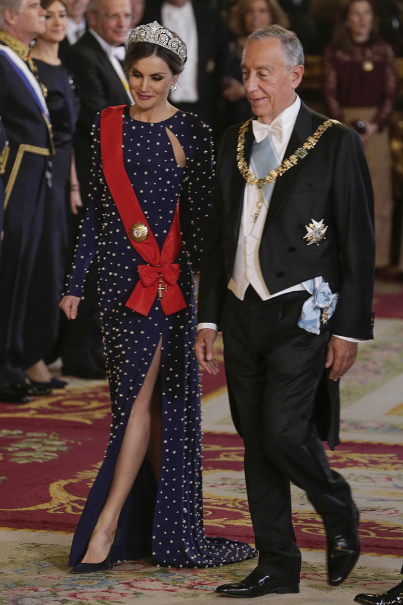 Letizia luciendo un vestido digno de una alfombra roja