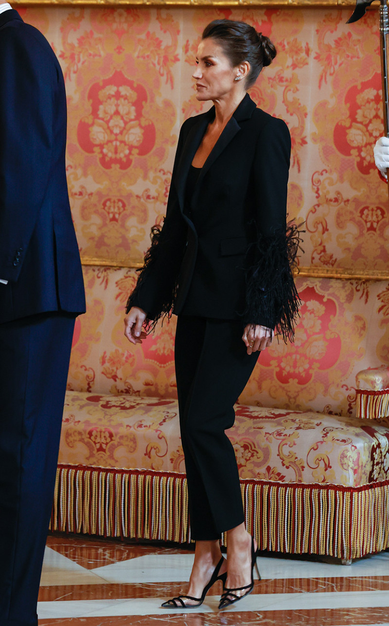 La Reina Letizia vistiendo un traje de chaqueta con tacones