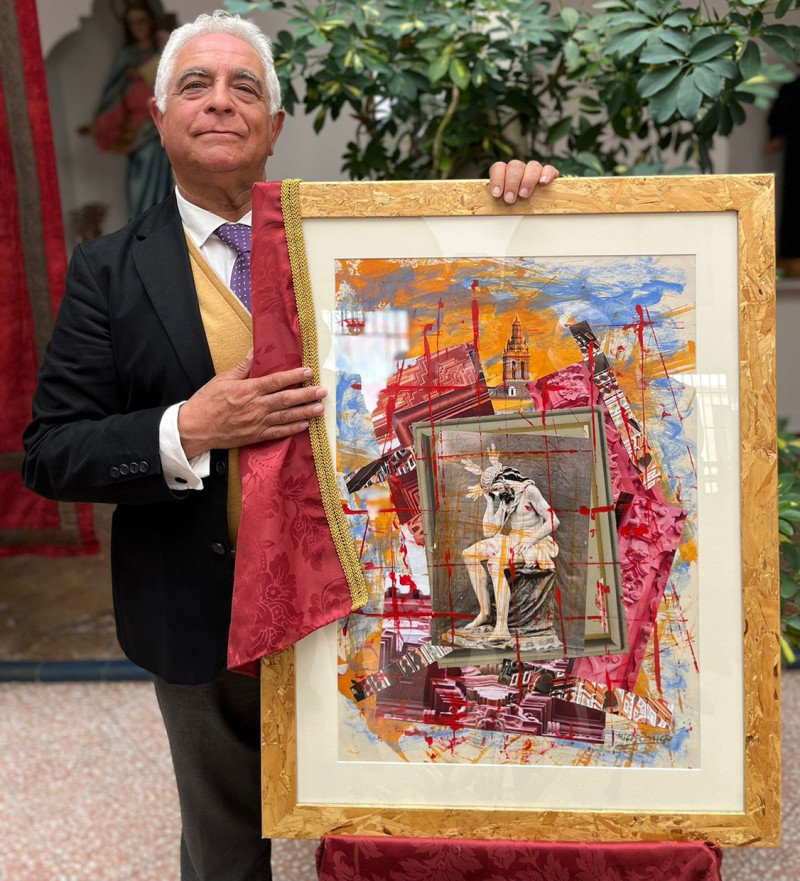 Miguel Caiceo mostrando uno de sus cuadros.