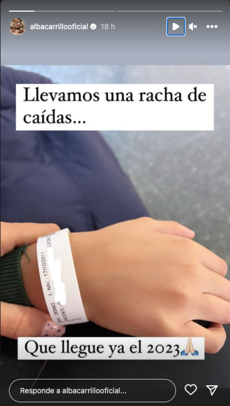Alba Carrillo comparte un story de la mano de su hijo con la pulsera del hospital.