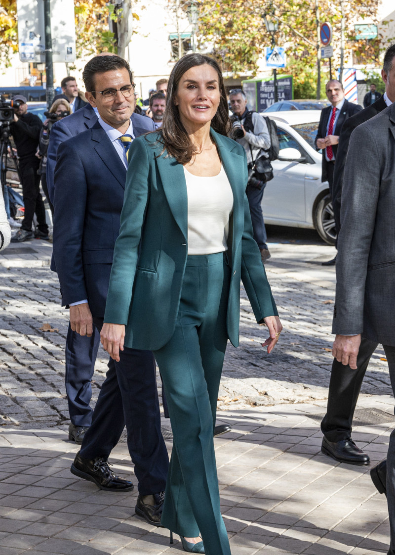 Letizia con su último look, un traje de chaqueta verde.