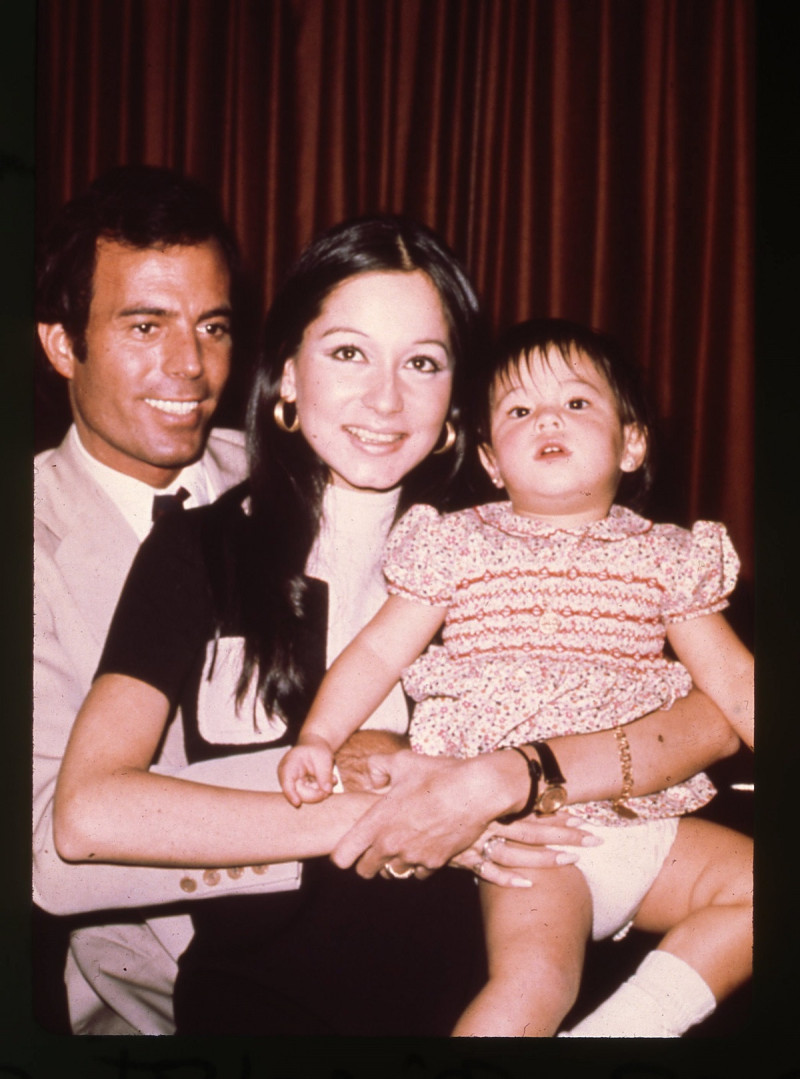 Chábeli, cuando era un bebé, junto a sus padres, Julio Iglesias e Isabel Preysler.