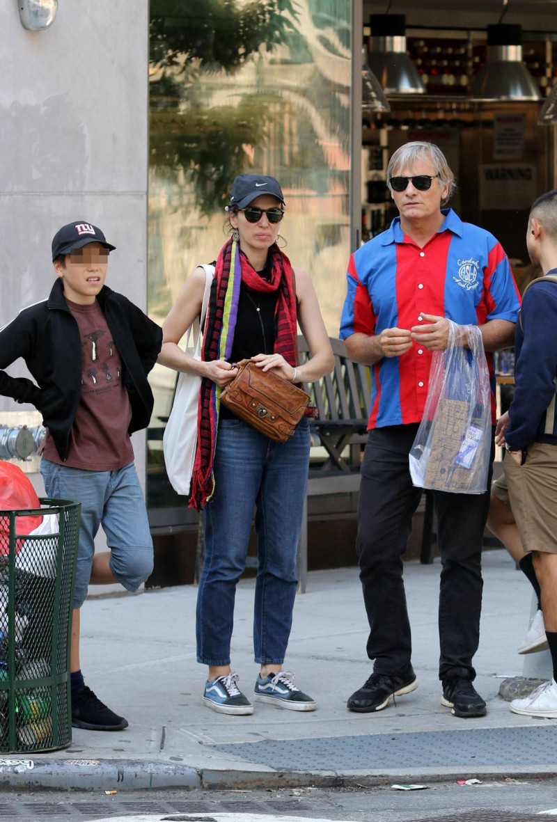 Ariadna Gil y Viggo Mortensen, en Nueva York, junto a Leo, el hijo de la actriz.