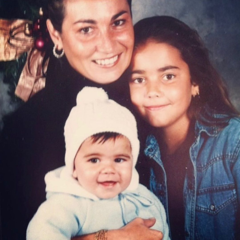 Lara Álvarez, de pequeña, junto a su madre y su hermano Bosco.