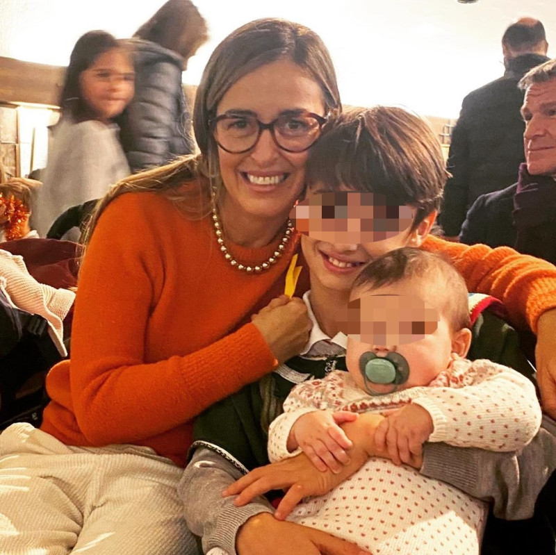 María, la mujer de Ion Aramendi, con su hijo mayor y su hija pequeña.