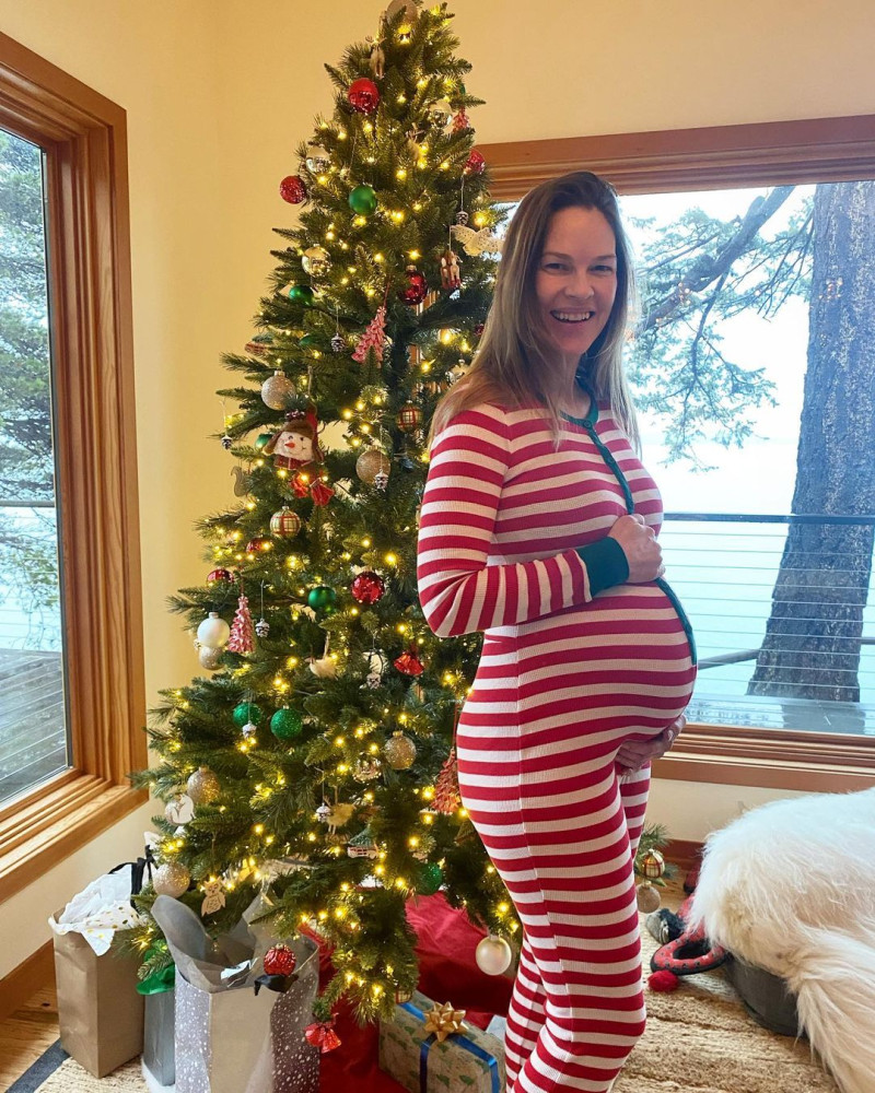 Hilary presume de embarazo con un pijama de lo más navideño.