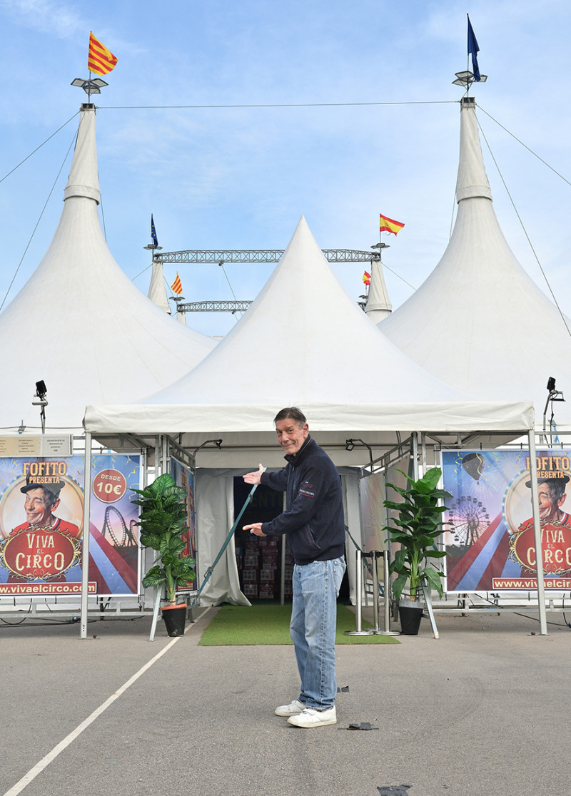 Fofito delante de la carpa de un circo.