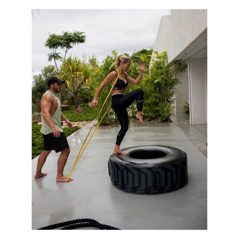 Elsa y Chris, entrenando juntos en su casa.