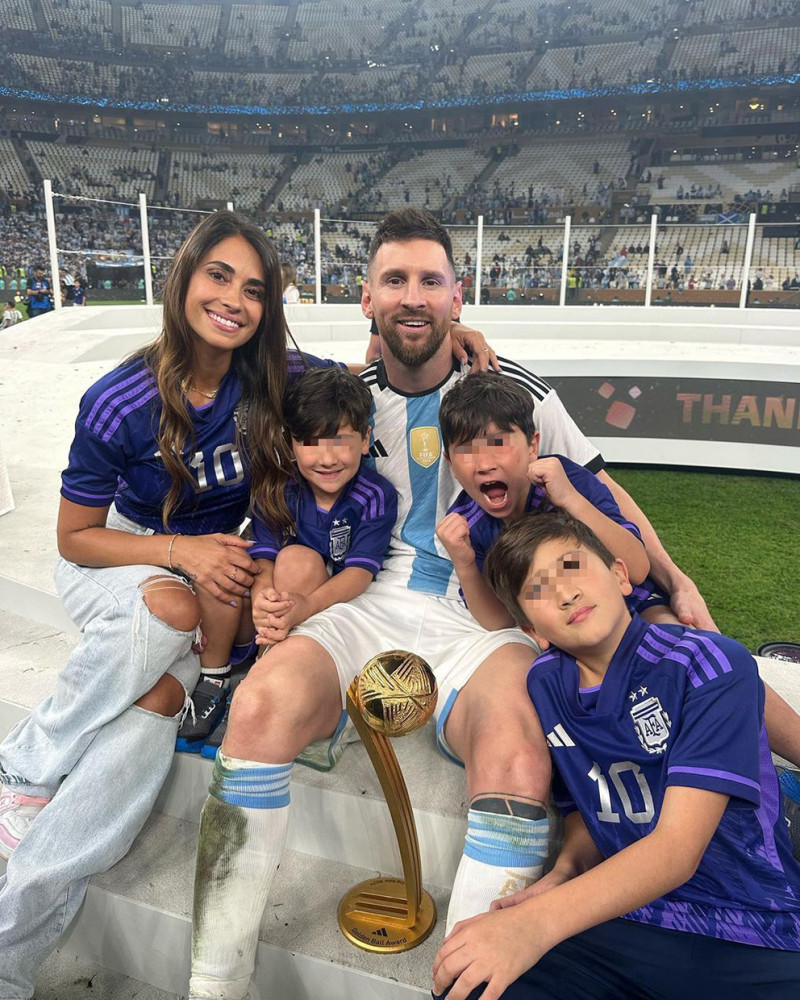 Messi y Antonela con sus hijos y la copa del mundo