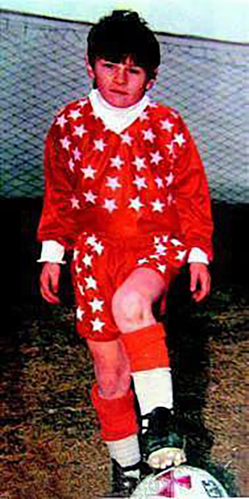 Leo Messi de niño con un balón de futbol.